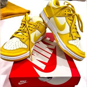 Women’s NIKE DUNK LOW TWIST SIZE 8
COCONUT MILK WIVID SULFUR
LAIT DE COCO/BLANC